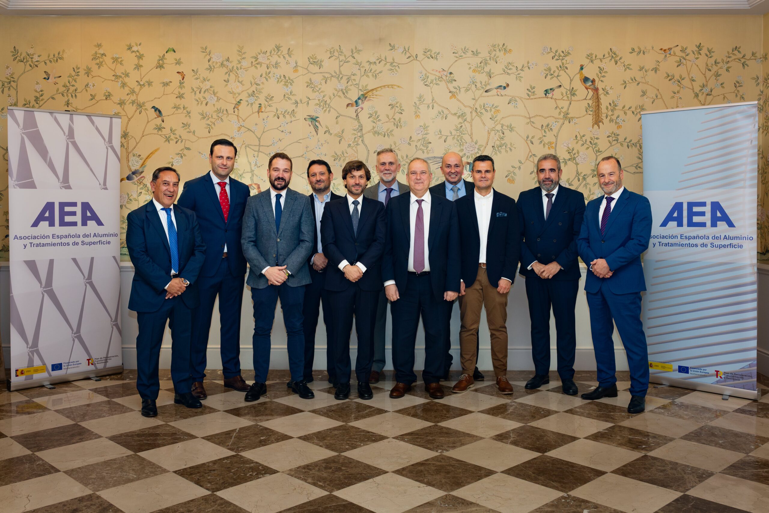 La patronal del aluminio se reúne con el Ministro de Industria y Turismo para abordar los desafíos del sector