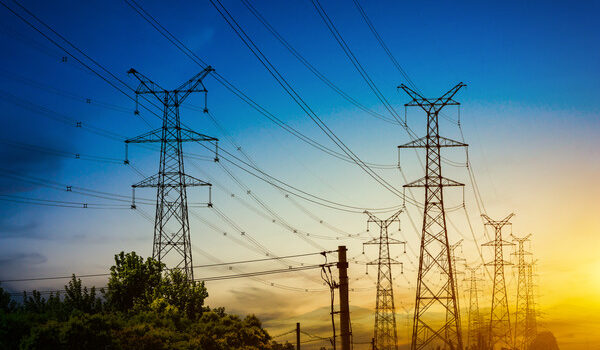 El Gobierno aprueba tramitar de urgencia el Real Decreto de los planes de inversión de las redes eléctricas