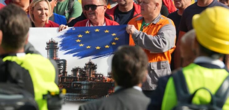 Trabajadores siderúrgicos europeos exigieron protección para el sector en una protesta en Bruselas