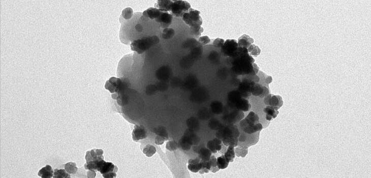 Un método captura nanoplásticos del agua y los convierte en materiales descontaminantes
