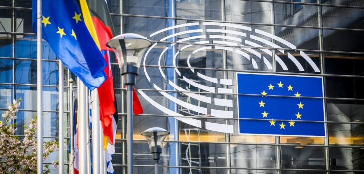 La Eurocámara aprueba límites más estrictos a químicos en el trabajo en baterías, acero y textil