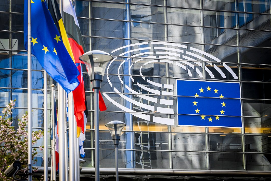La Eurocámara aprueba límites más estrictos a químicos en el trabajo en baterías, acero y textil
